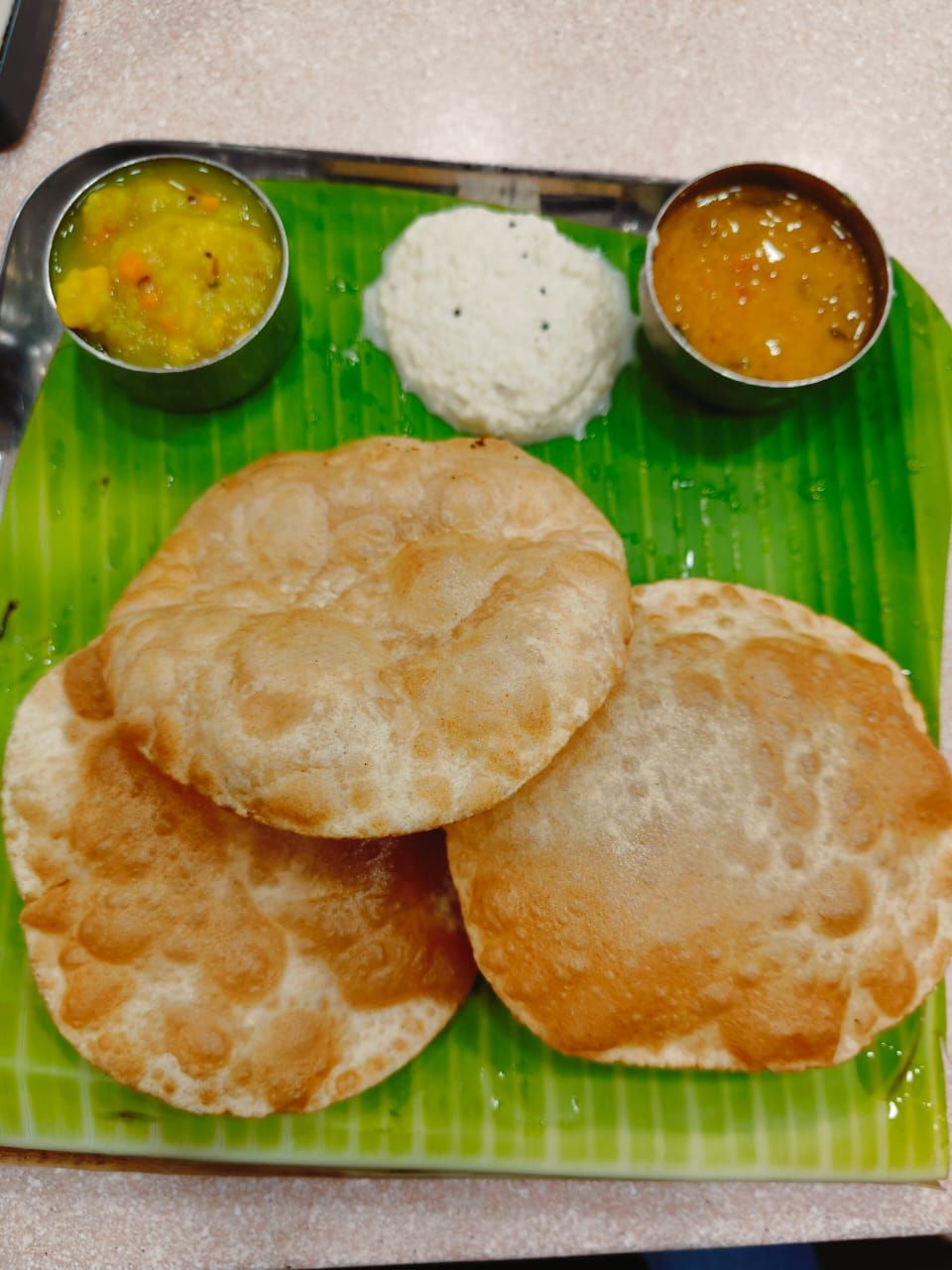 Ein Teller mit drei Dosas und zwei Chutneys.