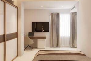 办公桌、笔记本电脑工作区、遮光窗帘、熨斗/熨板