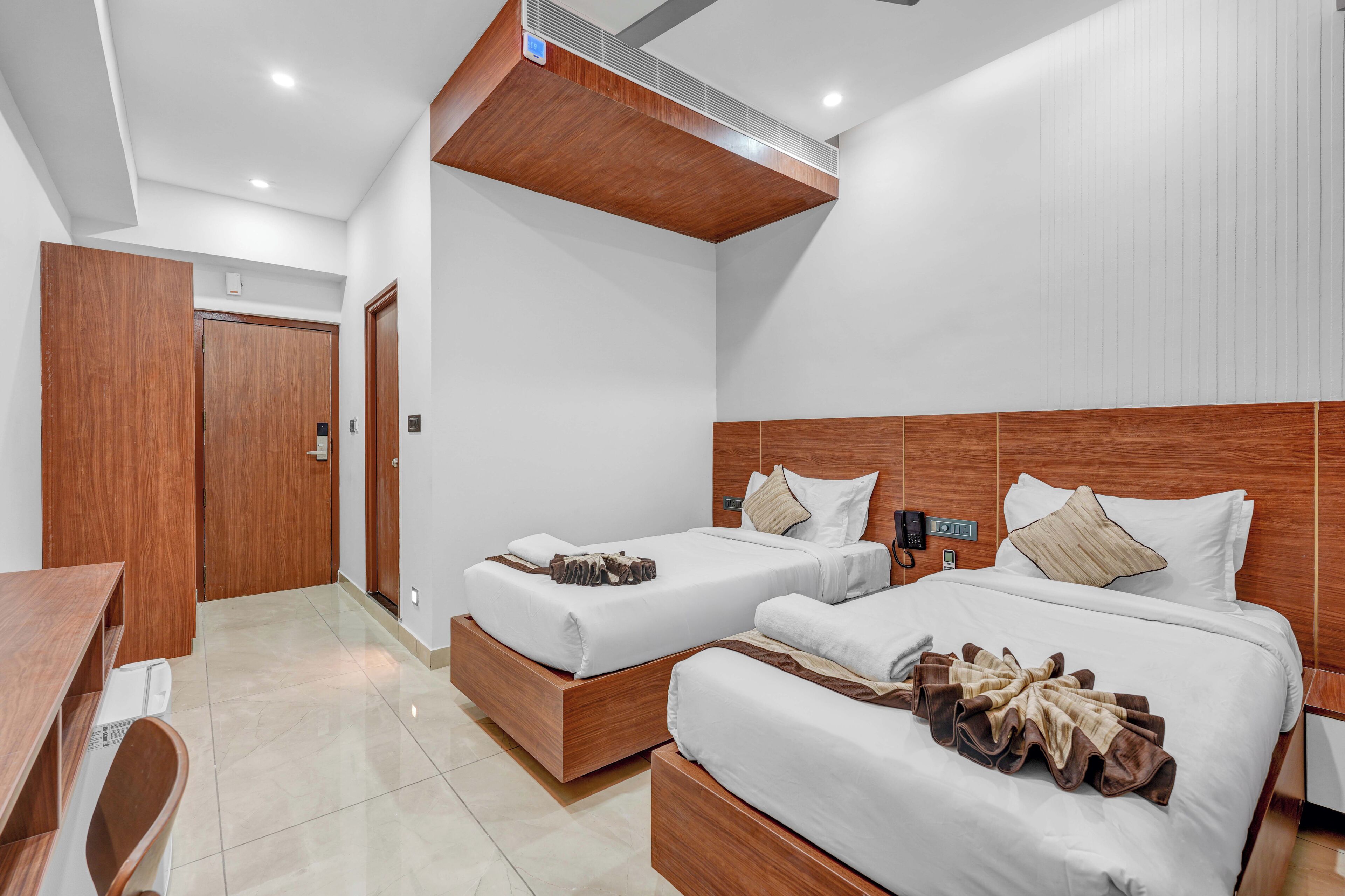 Classic Twin Room | Desk, laptop workspace, blackout curtains, iron/ironing board