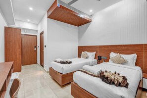 Habitación clásica con 2 camas individuales | Escritorio, espacio para trabajar con un portátil, cortinas opacas