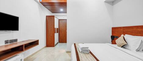 Deluxe Double Room, 1 King Bed | Desk, laptop workspace, blackout drapes, soundproofing