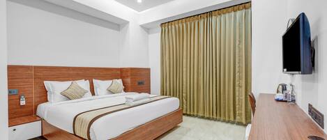 Quarto casal luxo, 1 cama King | Escrivaninha, espaço de trabalho para notebook, cortinas blackout