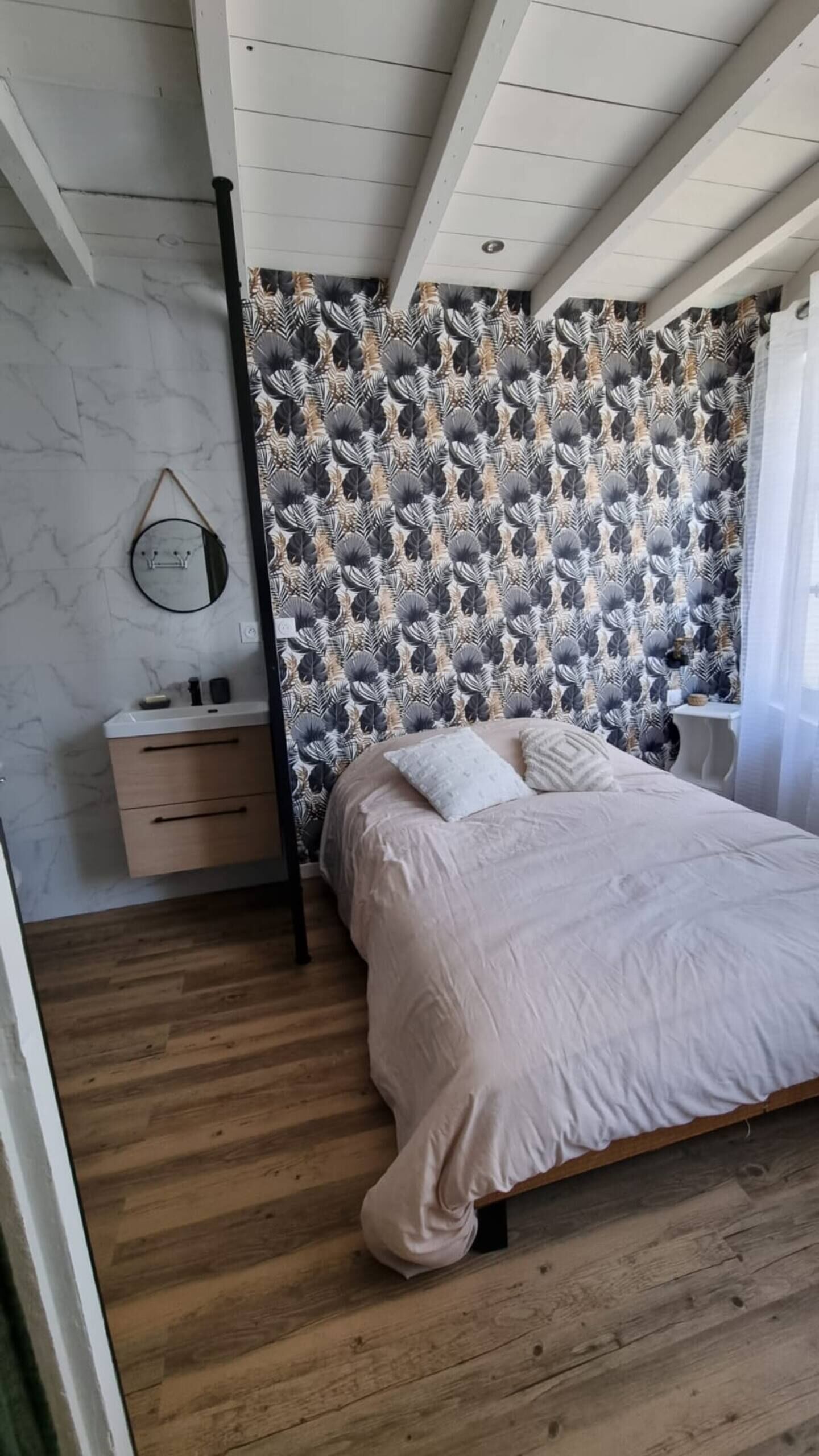 1 bedroom, bed sheets