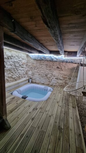Indoor spa tub