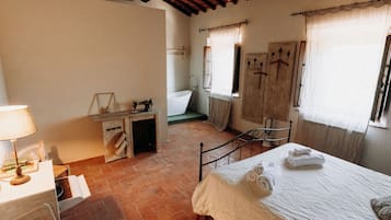 Camera Deluxe, 1 letto matrimoniale, vasca da bagno, vista collina | Ferro/asse da stiro, Wi-Fi gratuito