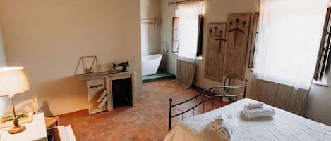 Chambre Deluxe, 1 lit double, baignoire, vue colline