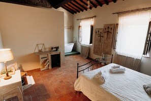 Habitación Deluxe, 1 cama doble, bañera, vistas a la colina | Tabla de planchar con plancha y wifi gratis