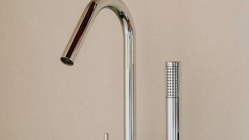 Camera Deluxe, 1 letto matrimoniale, vasca da bagno, vista collina | Vasca da bagno a immersione totale