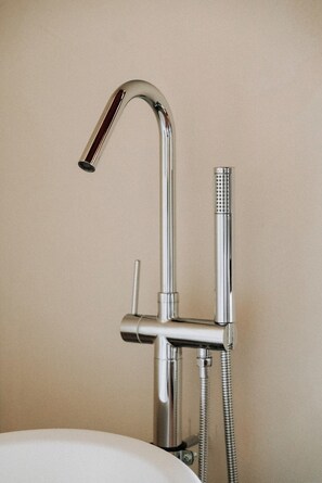 Phòng Deluxe, 1 giường đôi, bồn tắm, quang cảnh đồi núi | Bồn tắm ngâm