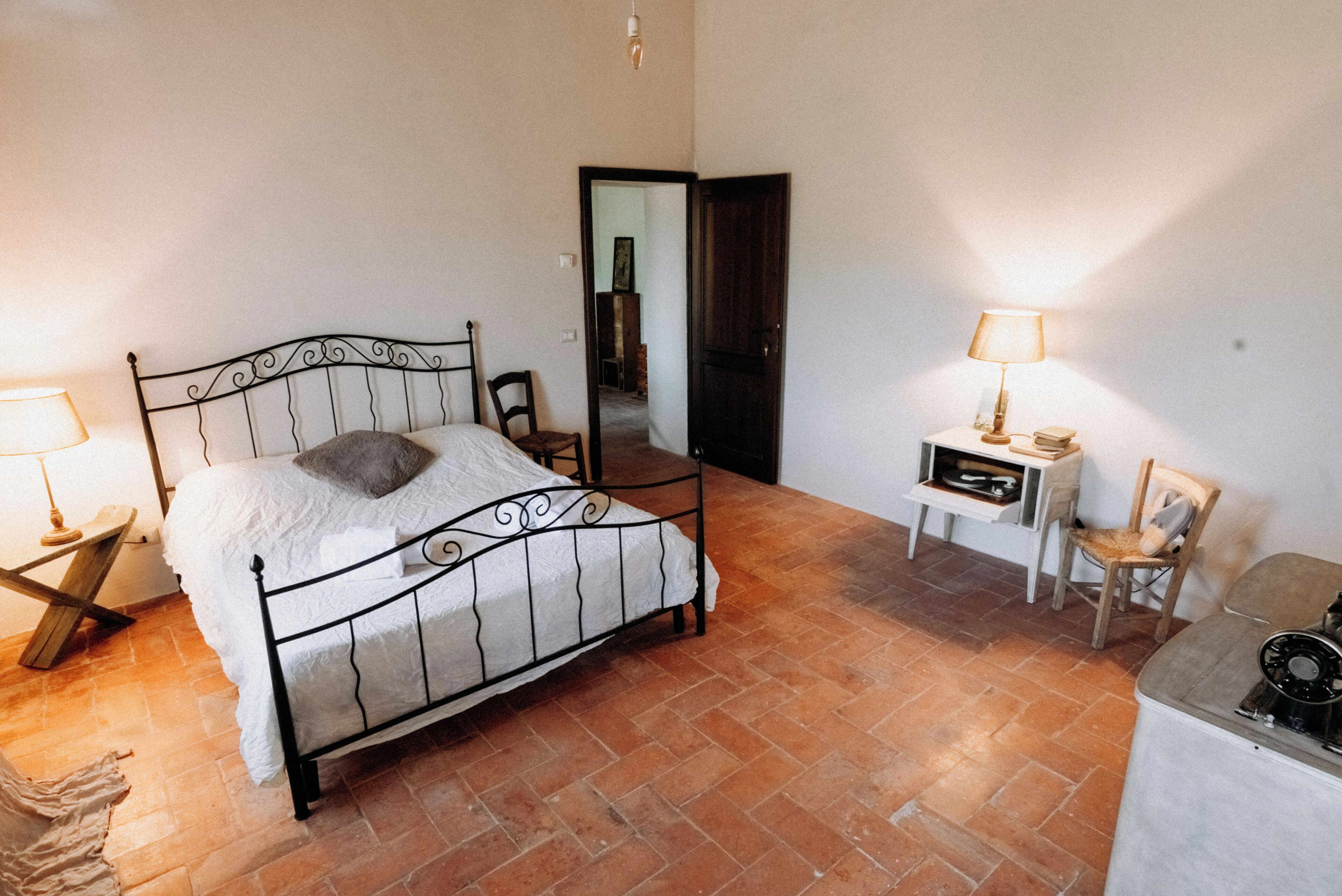 Deluxe-Zimmer, 1 Doppelbett, Badewanne, Hügelblick | Bügeleisen/Bügelbrett, kostenloses WLAN