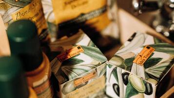 Camera doppia, vista collina | Bagno | Set di cortesia gratuito, asciugacapelli, pantofole, asciugamani