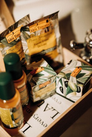 Phòng đôi, quang cảnh đồi n�úi | Phòng tắm | Đồ dùng nhà tắm miễn phí, máy sấy tóc, dép đi trong nhà 