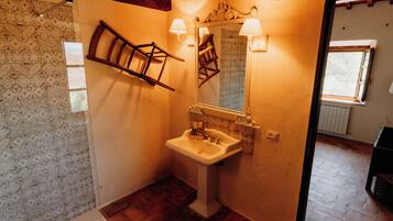 Camera doppia, vista collina | Bagno | Set di cortesia gratuito, asciugacapelli, pantofole, asciugamani