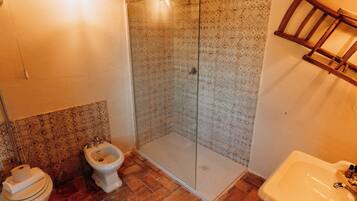 Set di cortesia gratuito, asciugacapelli, pantofole, asciugamani