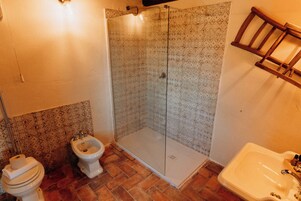 Habitación doble, vistas a la colina | Baño | Artículos de higiene personal gratuitos, secador de pelo y zapatillas