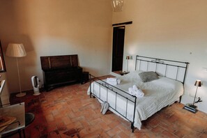 Habitación doble, vistas a la colina | Tabla de planchar con plancha y wifi gratis