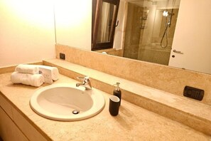 Dusche, Haartrockner, Bidet, Handtücher