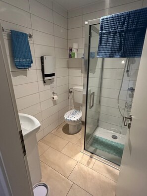 タオル、石鹸、トイレットペーパー