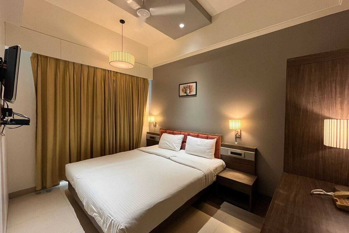 In-room safe, desk, free WiFi