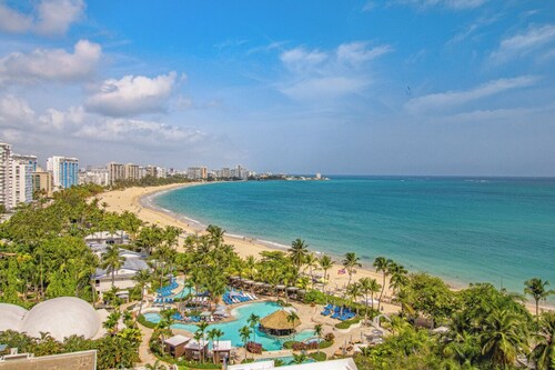 Modern bedroom apartment in Isla Verde with Beach Access, Ocean View