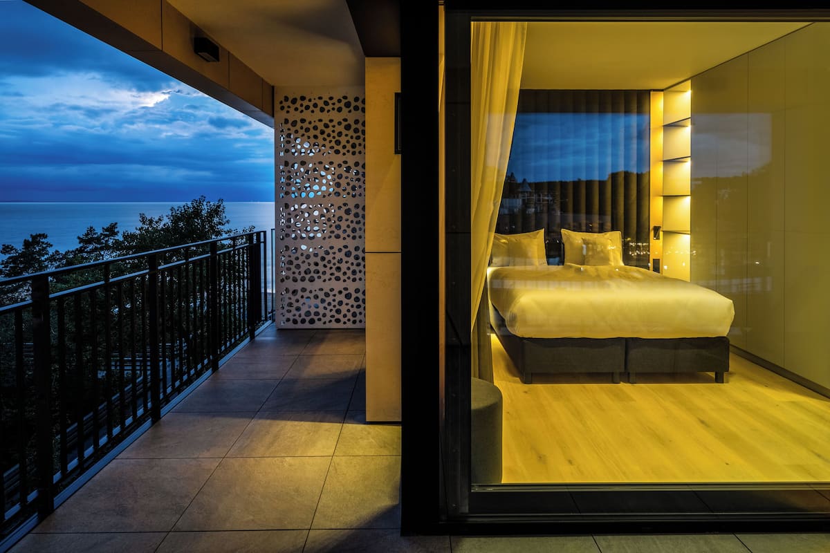 Suite Junior (with view) | Coffre-fort, décor unique, ameublement unique, bureau