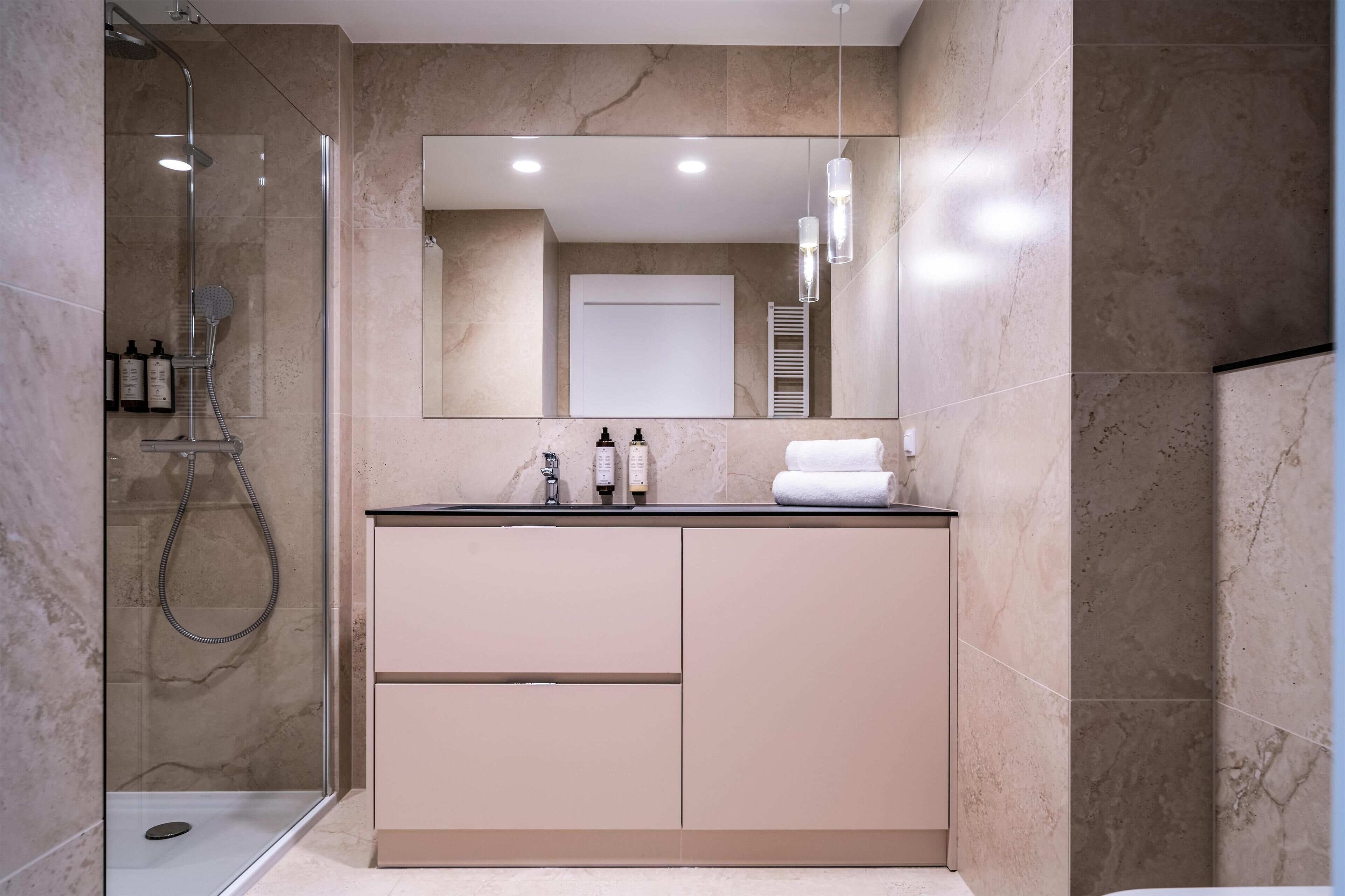 Hårføner, badekåper, oppvarmet badegulv og håndklær