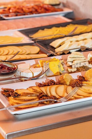A buffet with various food items including cheese, fruits, and pastries. - Baltic View Resort & Spa, A Member Of Radisson Individuals (Miedzyzdroje)