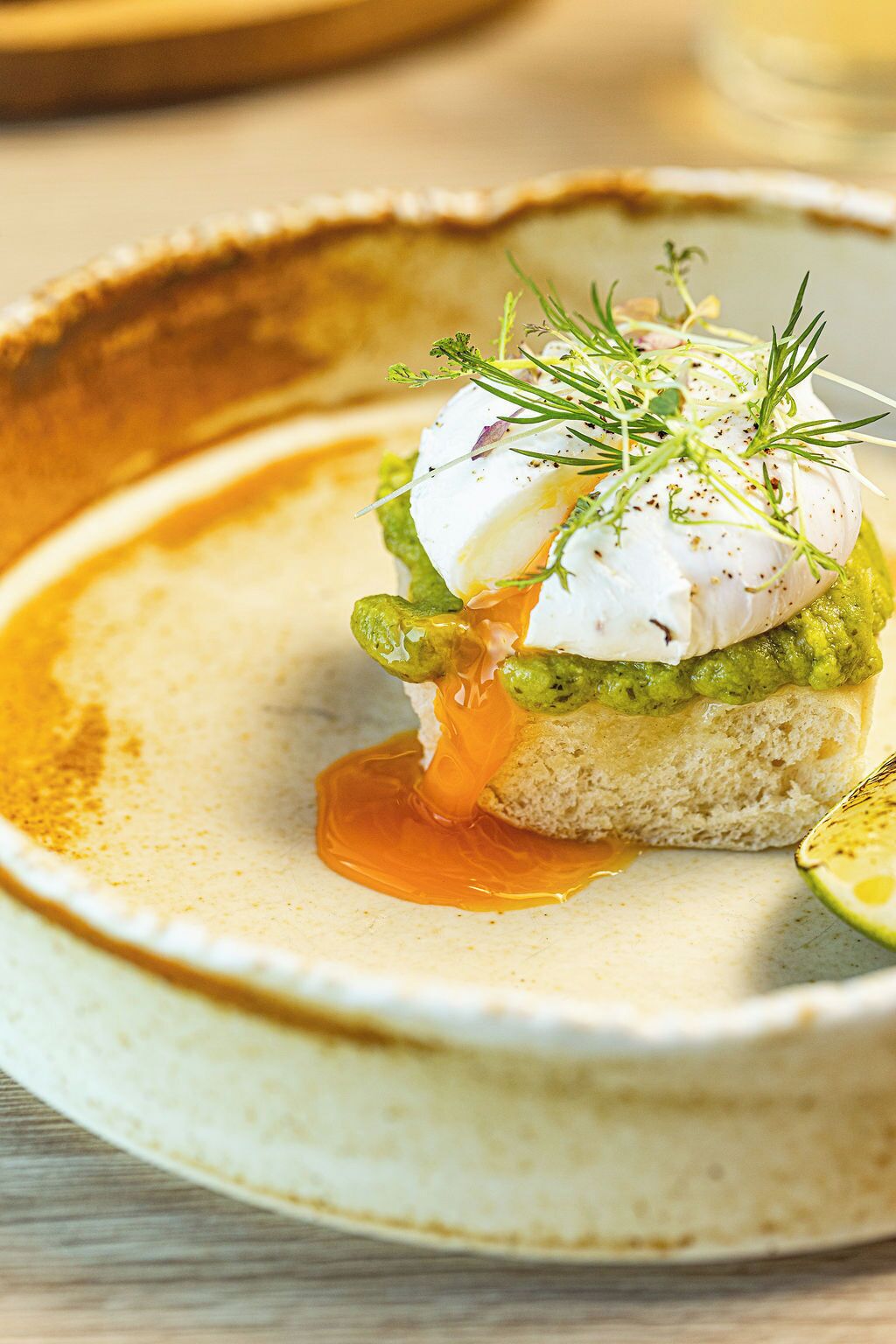 Plat amb ou escalfat, alvocat i salsa.