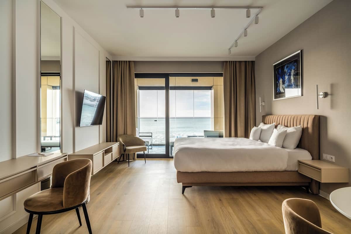 Chambre Prestige, vue sur la mer | Coffre-fort, décor unique, ameublement unique, bureau
