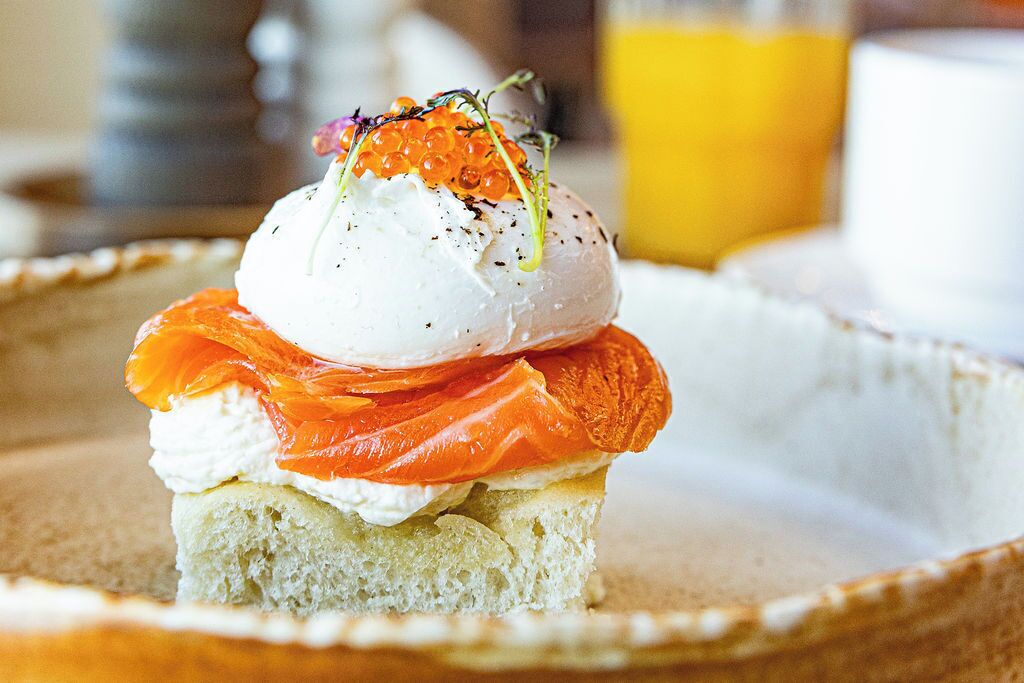 Un postre con crema y salmón sobre una rebanada de pastel.