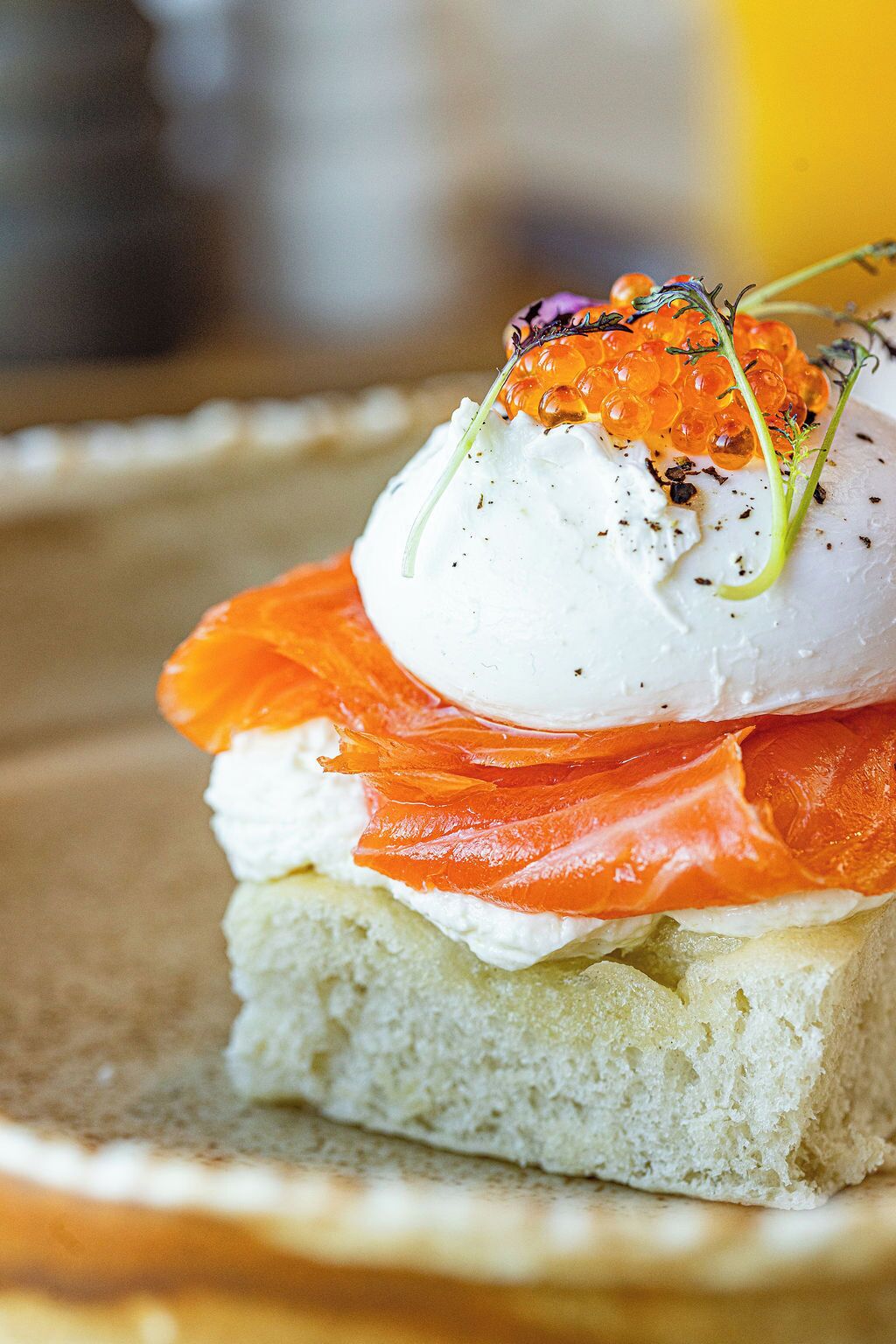 Ein Schichtgericht mit Lachs, Creme und Lachsrogen auf einem Brot.