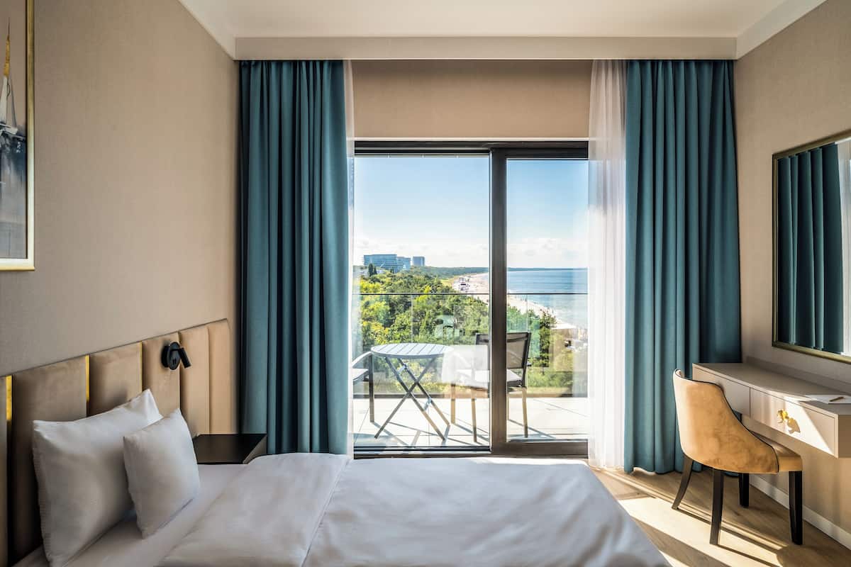 Chambre supérieure, vue partielle sur la mer | Coffre-fort, décor unique, ameublement unique, bureau