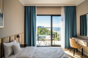 スーペリア ルーム パーシャルシービュー | セーフティボックス (室内)、客室ごとに異なる装飾、客室ごとに異なるインテリア、デスク