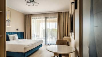 Standard Room | In-room safe, individually decorated, individually furnished, desk