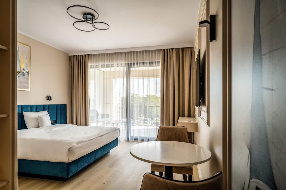 Standard Room | In-room safe, individually decorated, individually furnished, desk