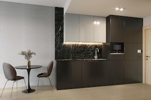 Full-sized fridge, microwave, oven, stovetop