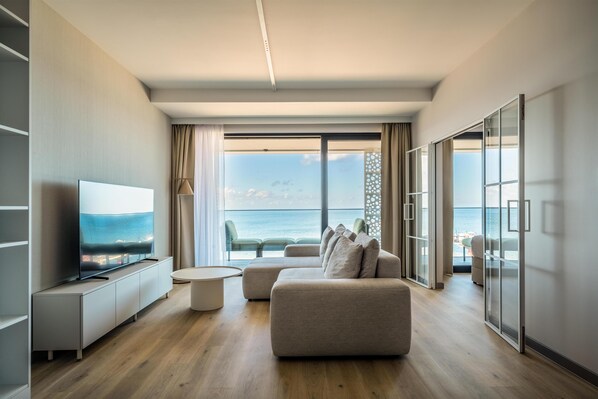 套房, 海景 | 客房內保險箱、獨特裝潢、布置獨特、書桌