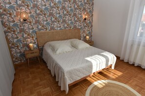 Iron/ironing board, WiFi, bed sheets