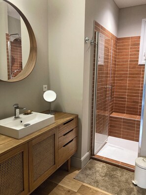 Shower, hair dryer, towels, toilet paper
