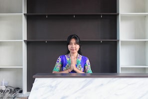 ฝ่ายต้อนรับ