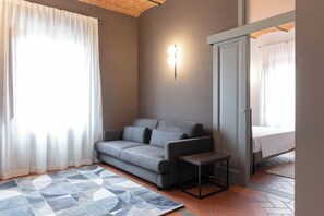 Chambre Quadruple Supérieure, vue cour intérieure | Coin séjour
