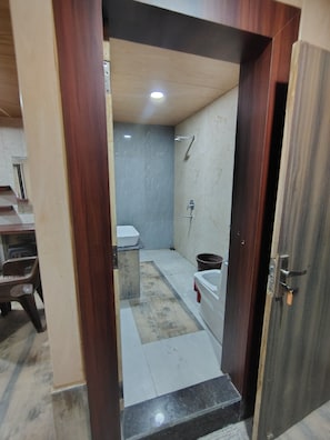 Standard Double Room, Lake View | Bathroom