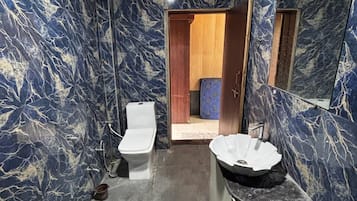 Deluxe Double Room | Bathroom