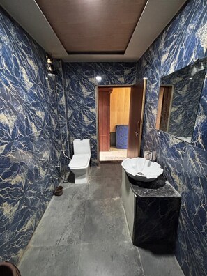 Deluxe Double Room | Bathroom