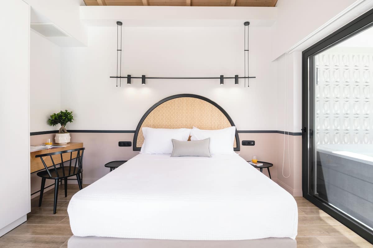Studio Suite | Blackout drapes, free WiFi