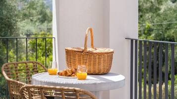 Deluxe Double Room, Mountain View | In-room dining