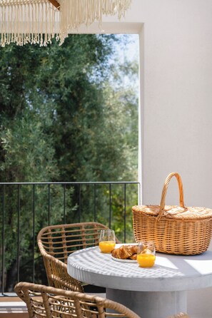 Dobbeltrom – deluxe, fjellutsikt | Spiseområde på rommet