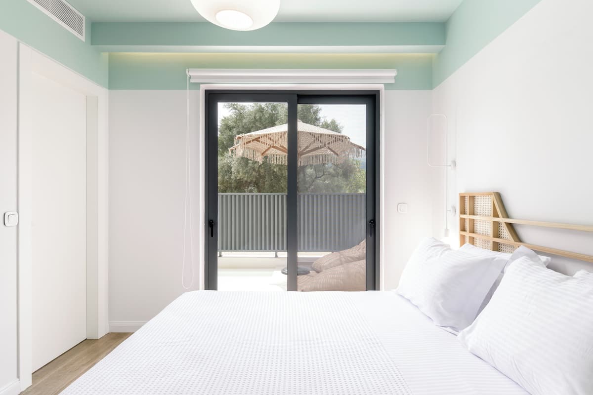 Deluxe Double Room, Mountain View | Blackout drapes, free WiFi