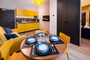 Suite with steam sauna, chromatic shower and whirlpool bath | 飯廳