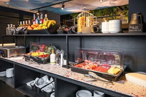 Desayuno buffet diario (EUR 15 por persona)